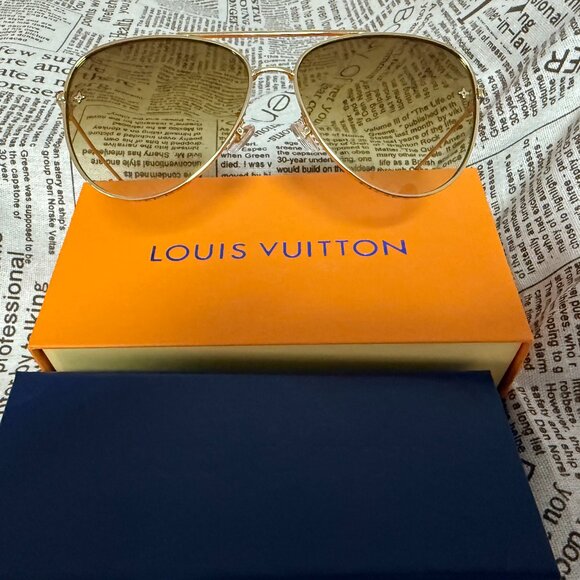 Louis Vuitton Gold Frame Sunglasses - Picture 6 of 6